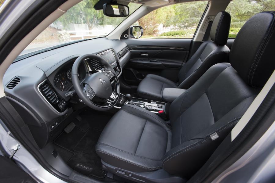 Интерьер Mitsubishi Outlander GT 2016 года  (фото 29 из 56)